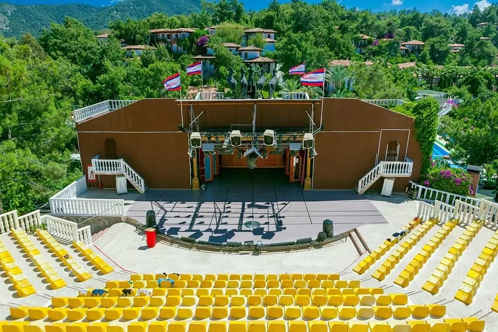 سالن تاتر هتل کلاب لتونیا